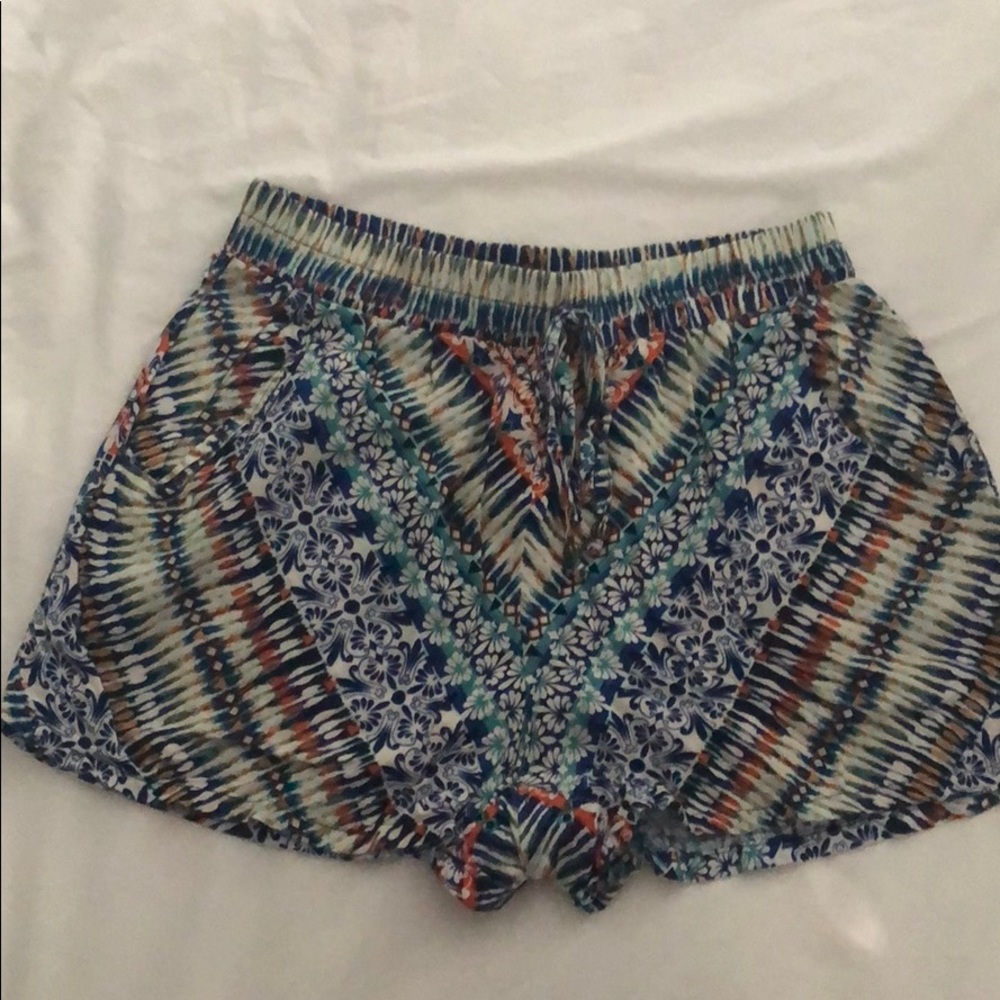Women’s patterned shorts with elastic waistband